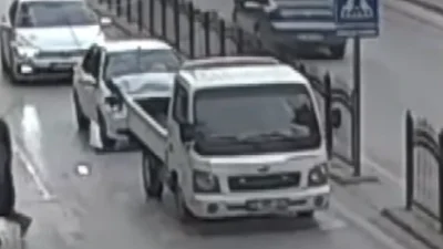 Amasya'da yaya geçidinde meydana gelen kazada, yaya için duran kamyonete