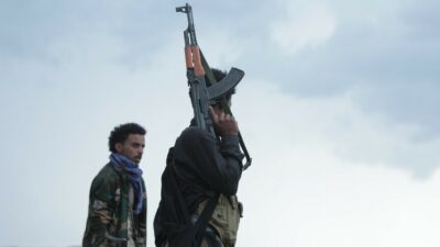 Yemen'deki çatışmalarda Taiz'de düzenlenen hava saldırılarında en az 50 kişi