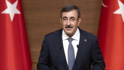 Cumhurbaşkanı Yardımcısı Yılmaz, Türkiye'nin geleceğinde darbelere yer olmadığını vurguladı. Demokrasinin