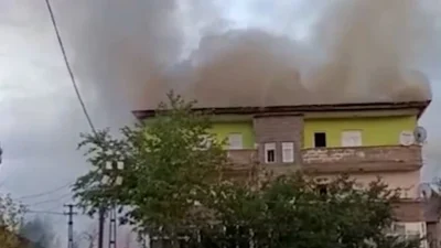 Yüksekova'da bir apartmanın deposunda çıkan yangın, kısa sürede büyüyerek daireye