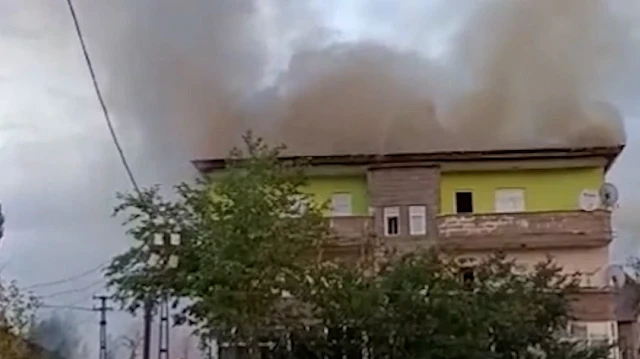 Yüksekova'da bir apartmanın deposunda çıkan yangın, kısa sürede büyüyerek daireye