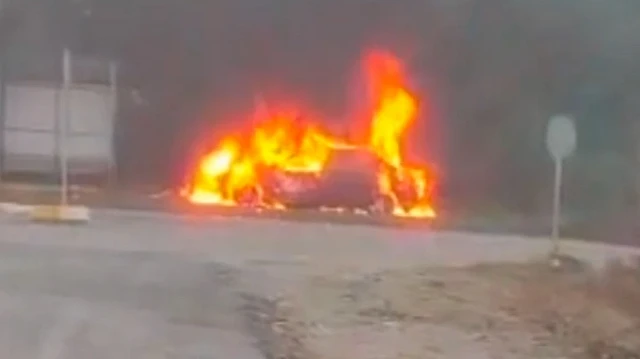 Zonguldak'ın Çaycuma ilçesinde park halindeki bir araçta çıkan yangın itfaiye