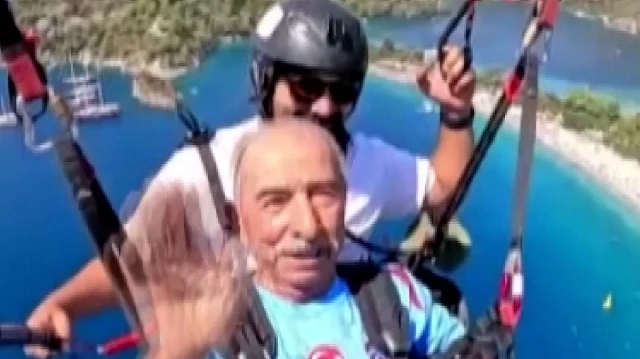 Almanya'dan Muğla'ya tatile gelen 94 yaşındaki Yakup Kaya, tandem yamaç