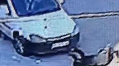 Adana'nın Seyhan ilçesinde bir şüpheli, yolda durdurduğu araçtan sürücüyü iterek