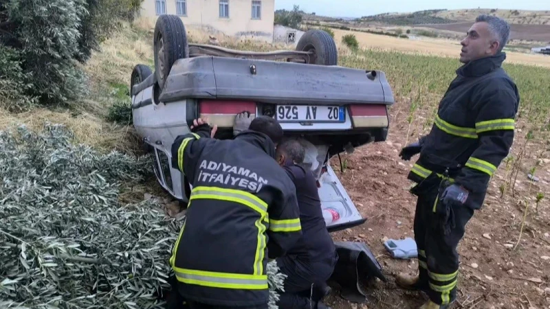 Adıyaman'da meydana gelen kazada, kontrolden çıkan otomobilin sürücüsü şarampole devrilerek