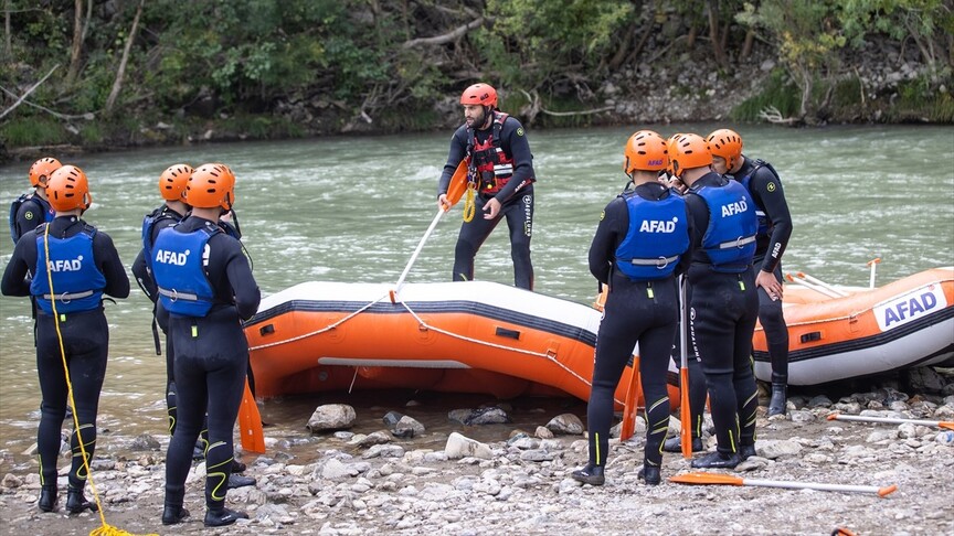 Tunceli'deki Munzur Çayı'nda AFAD ekipleri, su üstü arama kurtarma eğitimleri