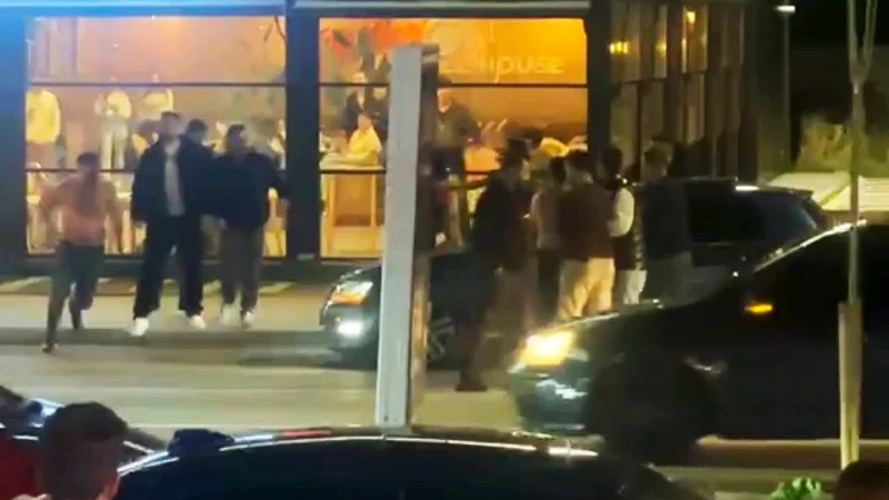 Aksaray'da yol verme meselesi yüzünden çıkan kavgada bir genç yaralandı.
