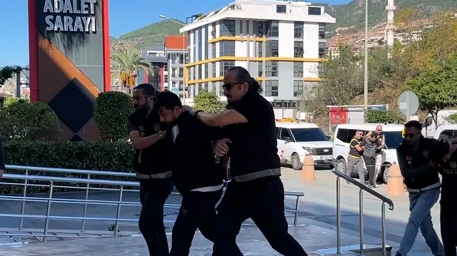 Alanya'da düzenlenen operasyonda tefecilik ve şantaj suçlamasıyla 7 şüpheli adliyeye