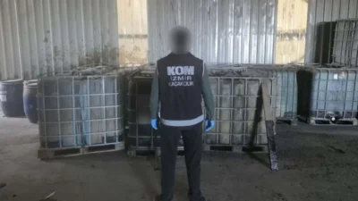İzmir Aliağa'da yapılan operasyonda 10,1 ton kaçak akaryakıt ele geçirildi.
