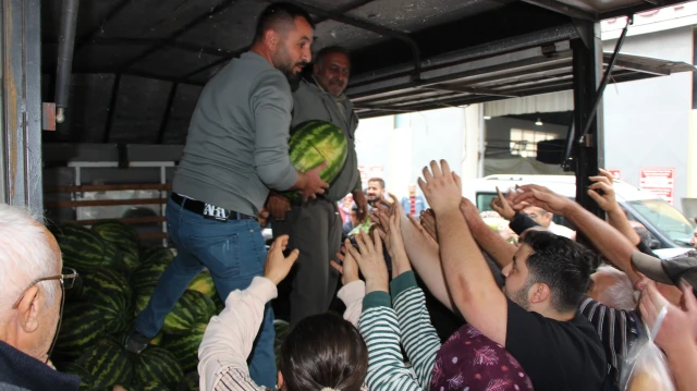 Amasya'da bir esnaf, sezon sonu karpuzlarını vatandaşlara ücretsiz dağıtarak takdir