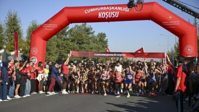 Cumhurbaşkanlığı Yarı Maratonu, Ankara'nın gözde caddelerinde koşucuların katılımıyla yapıldı. Yarışta