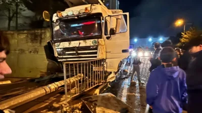 Arnavutköy'de bir TIR, kontrolden çıkarak otobüs durağına daldı. Olayda yaralanan