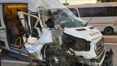 Arnavutköy'de bir servis minibüsünün hafriyat kamyonuna çarpması sonucu 9 kişi