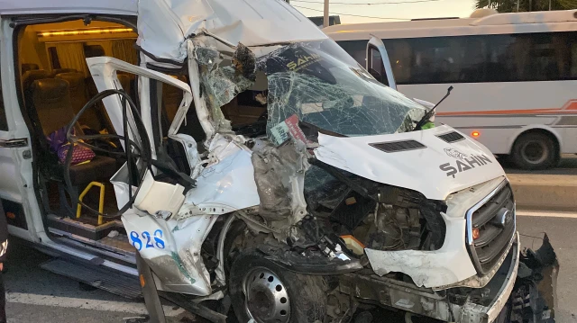 Arnavutköy'de bir servis minibüsünün hafriyat kamyonuna çarpması sonucu 9 kişi
