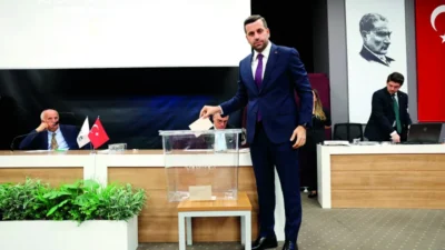 Ataşehir'de gerçekleştirilen seçimde, AK Parti'li Serdar Orhan, Belediye Başkan Vekili