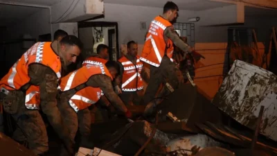 Ayazağa'da yaşanan sel felaketinin ardından jandarma, gece gündüz temizlik çalışmalarıyla