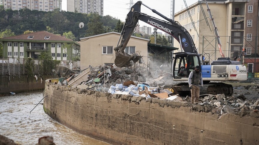 İstanbul Ayazağa'da sel felaketi sonrası yıkım ve temizlik çalışmaları hız