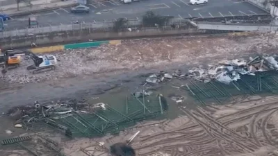 Ayazağa'da, sel felaketinin ardından yıkılan yapılar için başlatılan enkaz kaldırma