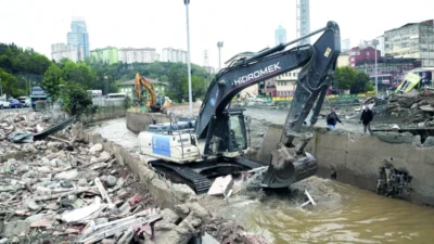 Ayazağa'da sel felaketinin ardından 19 dükkân ve çeşitli yapılar yıkıldı.