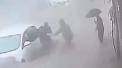 Ayazağa'da yaşanan sel felaketi sonrası bir sürücü aracında mahsur kaldı.