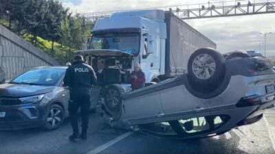 Bağcılar'da meydana gelen zincirleme trafik kazasında 5 araç birbirine girdi.