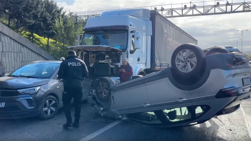 Bağcılar'da meydana gelen zincirleme trafik kazasında 5 araç birbirine girdi.