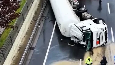 İstanbul Bakırköy'de LNG yüklü bir tanker devrildi. Sürücü yaralanırken, yol