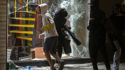İspanya'nın Barselona kentindeki protestolar, şiddet olaylarıyla tırmanarak polis müdahalesini zorunlu
