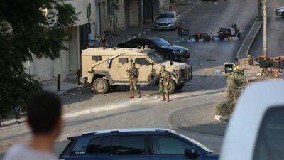 İsrail askerleri Batı Şeria'da bir Filistinliyi yaraladı, birçok kişiyi gözaltına