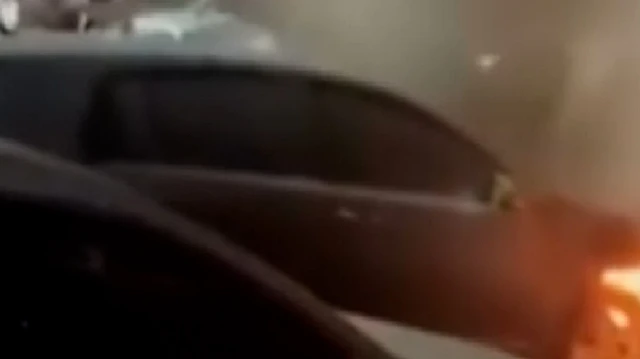 Batman'da seyir halindeki bir otomobilin motor kısmında yangın çıktı. Sürücü