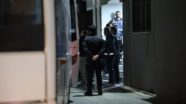 Bayraklı Belediyesi'ne yönelik düzenlenen operasyonda 43 kişi gözaltına alındı. Aralarında