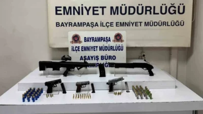 Bayrampaşa'da yapılan operasyonda bir evde ruhsatsız tabanca ve av tüfeği