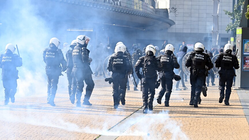 Belçika'nın Brüksel kentinde eğitim politikalarına karşı düzenlenen protestolar, polisle göstericiler