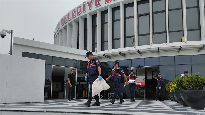 Bolu Belediyesi'ne düzenlenen operasyonda 4 kişi gözaltına alındı, bunlar arasında
