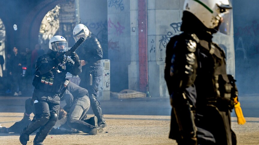 Brüksel'de öğrencilerin düzenlediği protestolar sırasında polis şiddeti iddiaları gündemde. 26