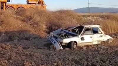 Burdur-Karamanlı kara yolunda meydana gelen kazada, bir otomobil takla attı.
