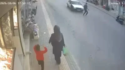Bursa'da meydana gelen kazada yanlayarak caddeye çıkan araç, yolunu geçmeye