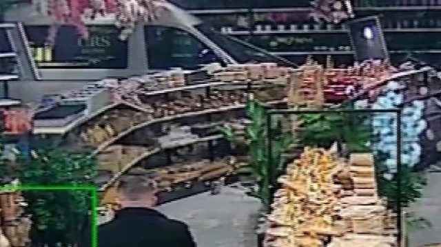 Bursa'nın Nilüfer ilçesinde bir servis aracı, züccaciye mağazasına girdi. Olay
