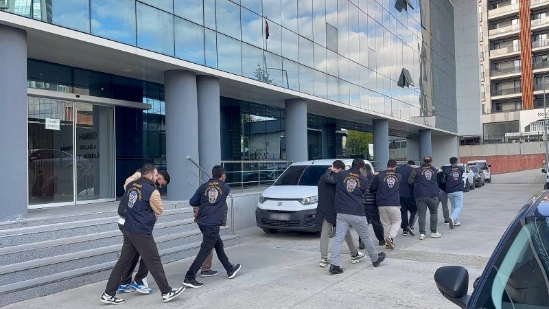 Bursa'da düzenlenen siber dolandırıcılık operasyonunda 4 kişi tutuklandı, 3 kişi