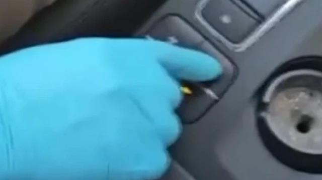 Çekmeköy'de gerçekleştirilen operasyon sonucu, bir otomobilin konsol kısmında 127,2 gram