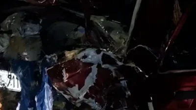 Çorum'un Alaca ilçesinde hafif ticari araç ile otomobilin çarpıştığı kazada