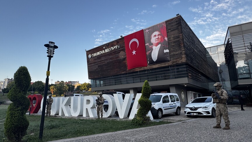 Çukurova Belediyesi'nde yapılan operasyon sonucunda 34 kişi tutuklandı. Başkan Kozay