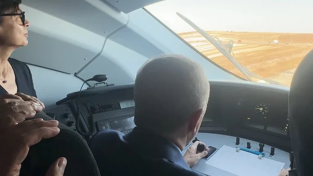 Cumhurbaşkanı Erdoğan, hızlı tren hattının açılışında vatman koltuğuna oturup AB