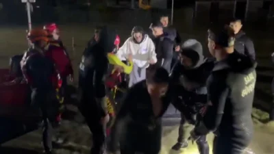 Yağışlar nedeniyle stüdyoda mahsur kalan ünlü oyuncu Demet Özdemir, kurtarma