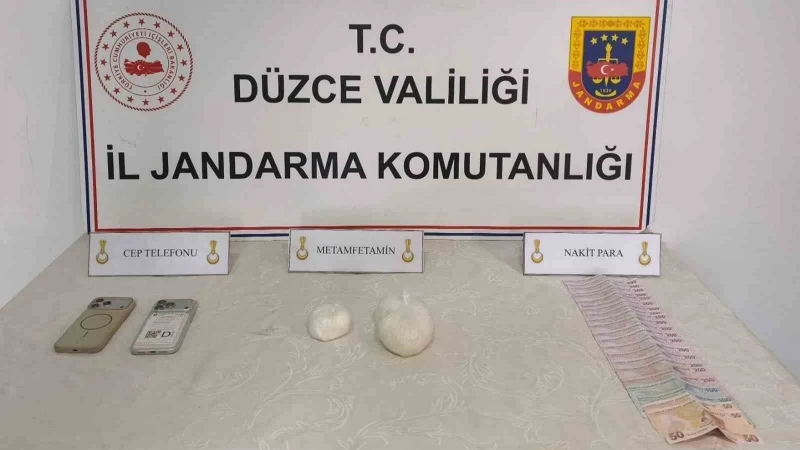 Düzce'de bir araçta yapılan aramada gizli bölmeden 405 gram metamfetamin