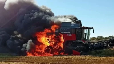 Edirne'de çeltik tarlasında çıkan yangında bir biçerdöver tamamen yanarak kullanılamaz