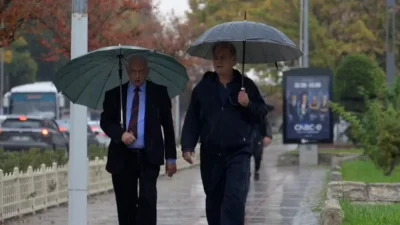 Edirne'de etkili olan sağanak yağış, cadde ve sokaklarda su birikintilerine
