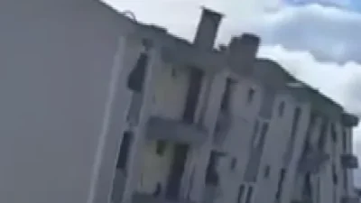 Elazığ'da yıkım süreci devam ederken, hasarlı bir bina iş makinesiyle