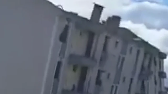 Elazığ'da yıkım süreci devam ederken, hasarlı bir bina iş makinesiyle