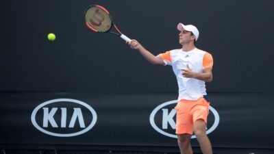 Milli tenisçi Ergi Kırkın, Singapur'da gerçekleştirdiği turnuvada rakibini 6-3 ve